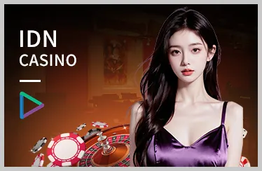 Cầu thủ bóng rổ đang úp rổ trong trận đấu kịch tính